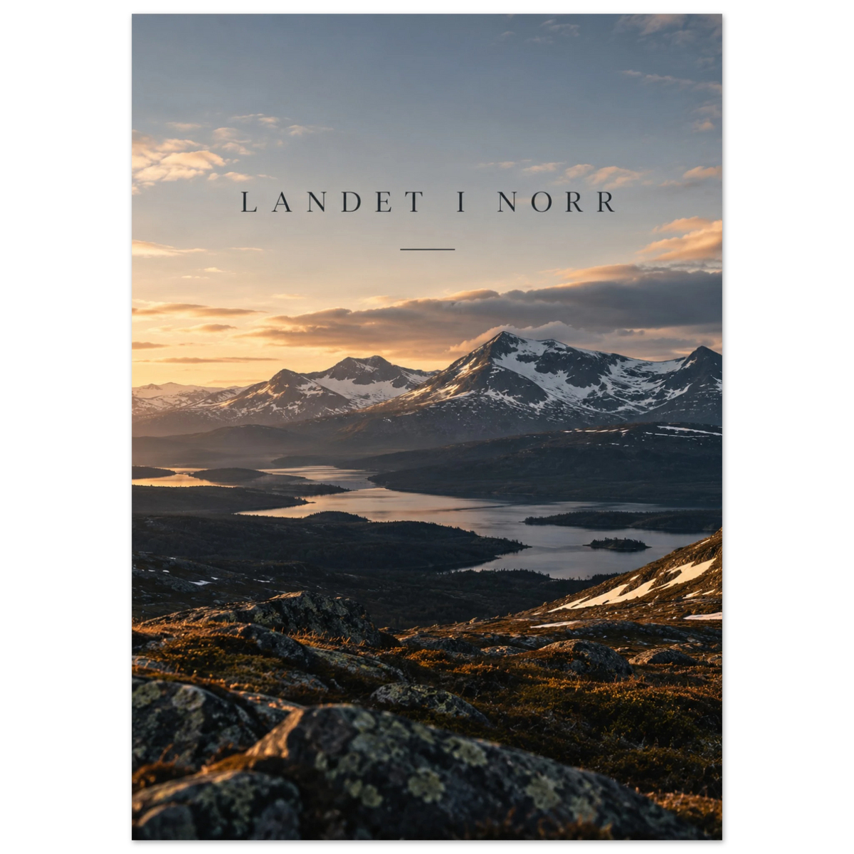 Poster Landet i norr 50x70 cm – snöklädda fjäll och sjö i solnedgång