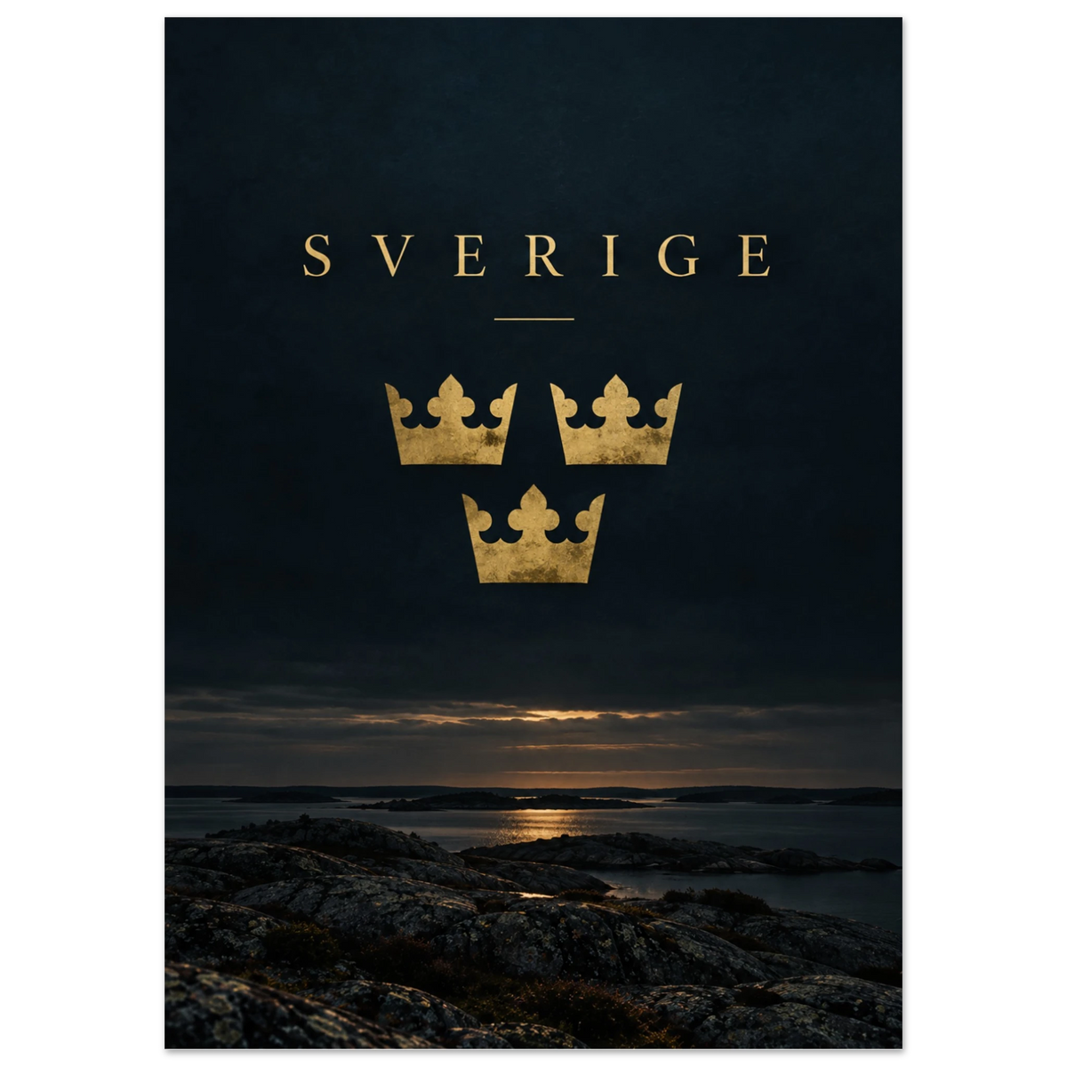 Poster Sverige 50x70 cm – tre kronor i guld över mörk klippkust