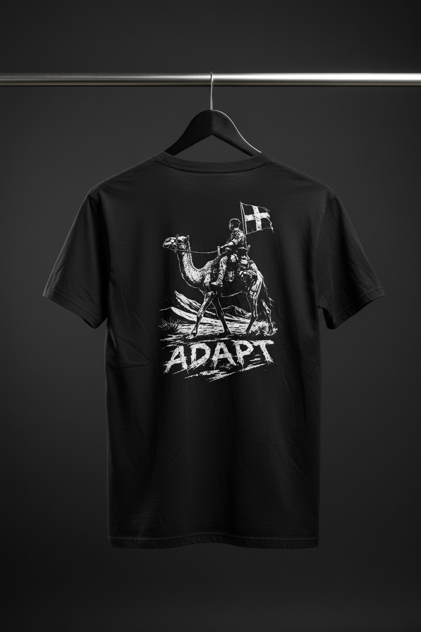 T-shirt Adapt med ryggen och motivet mot kameran på svart trägalge i fotostudio