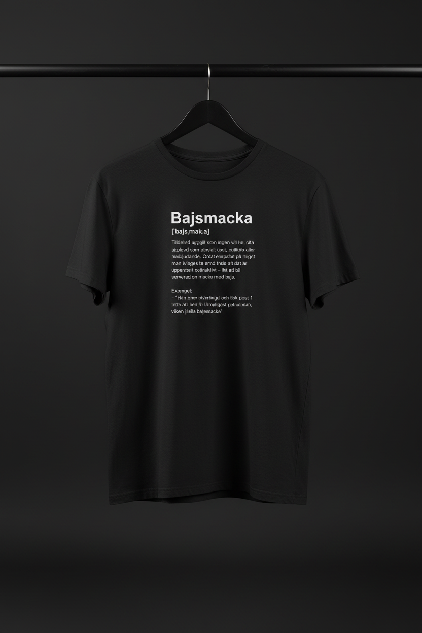 T-shirt - Bajsmacka med framsidan och motivet mot kameran på svart trägalge med mörk bakgrund