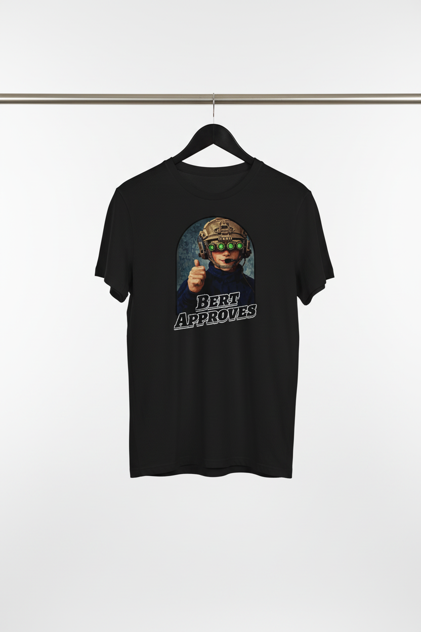 T-shirt - Bert Approves med framsidan och motivet mot kameran på svart trägalge med ljus bakgrund