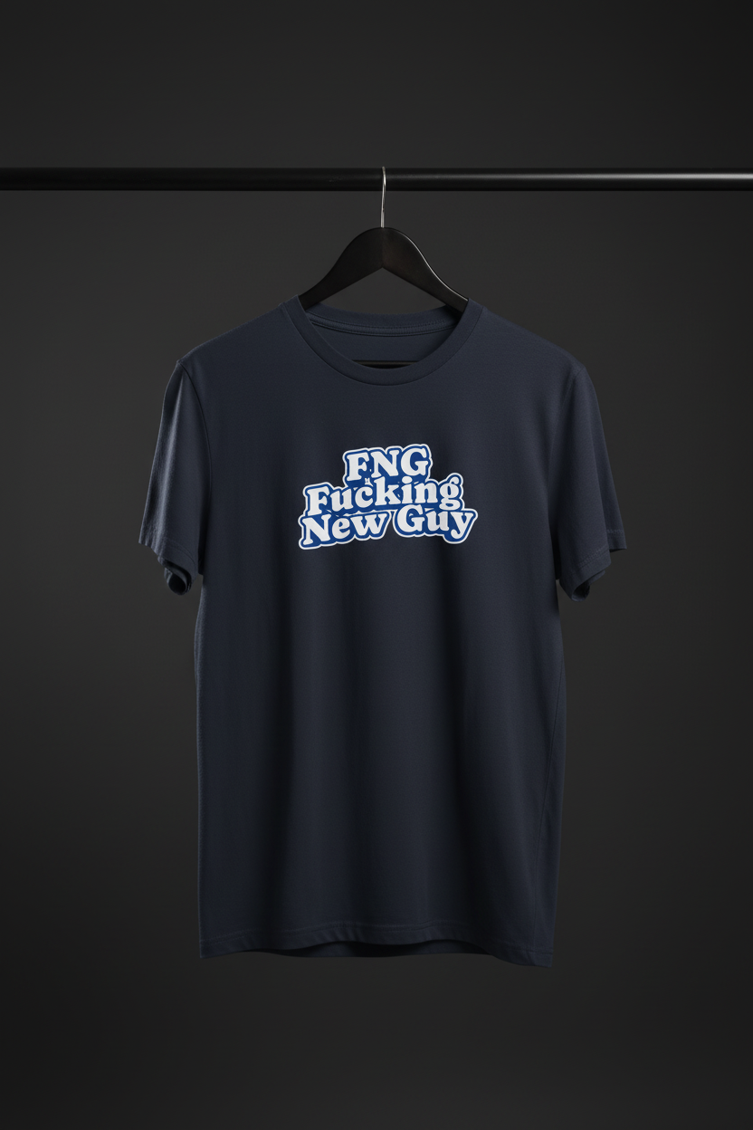 T-shirt - FNG med framsidan och motivet mot kameran på svart trägalge med mörk bakgrund