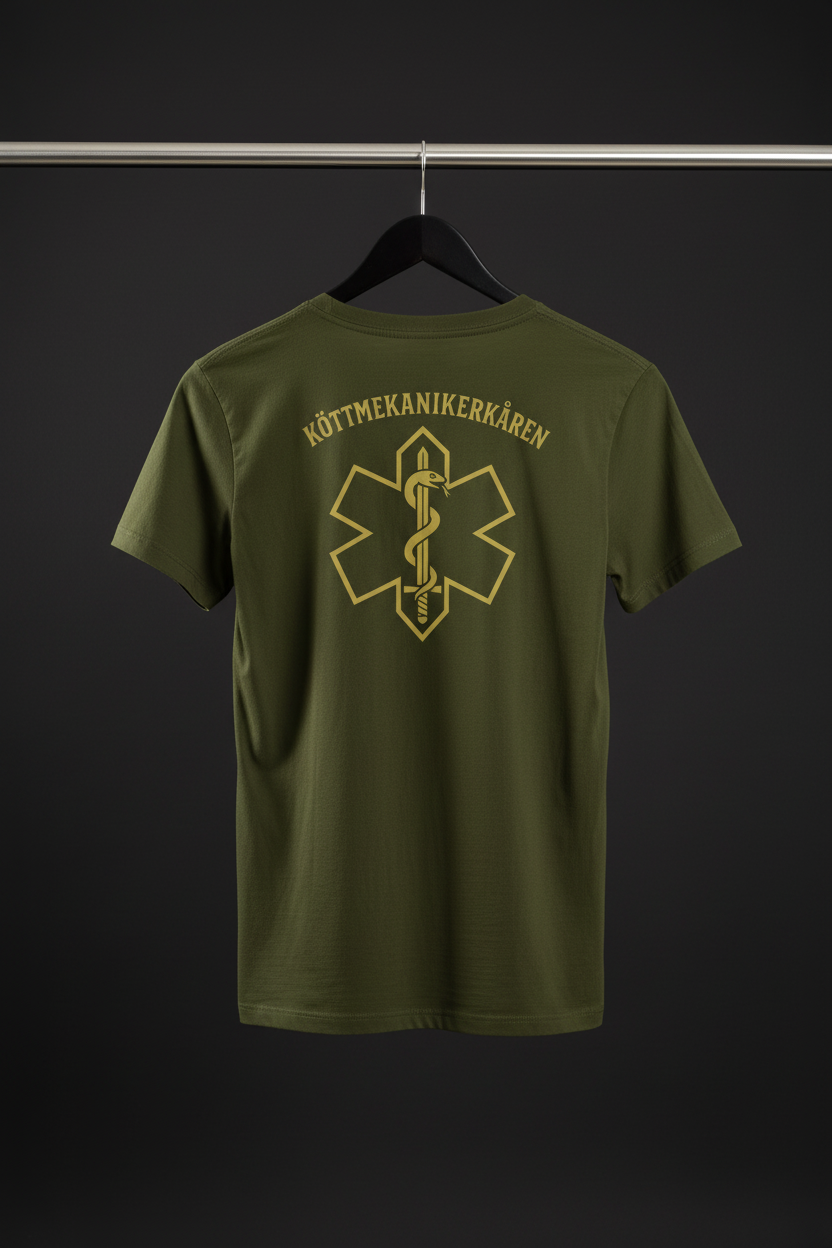T-shirt - Köttmekanikerkåren på svart trägalge i fotostudio