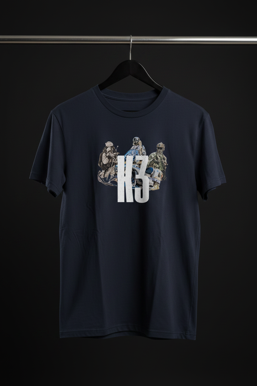 T-shirt - K3 Jägers med framsidan och motivet mot kameran på svart trägalge med mörk bakgrund