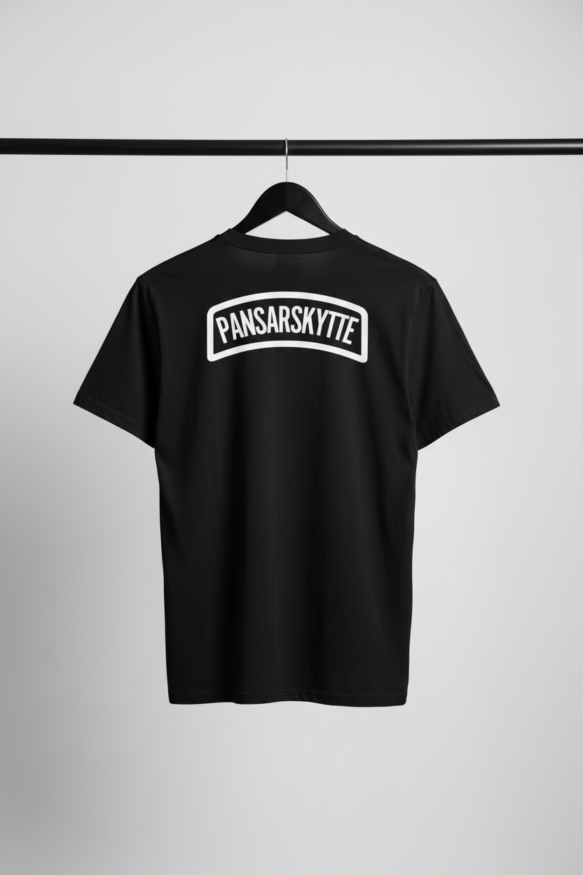 T-shirt - Pansarskytte med baksidan och motivet mot kameran på svart trägalge med ljusgrå bakgrund