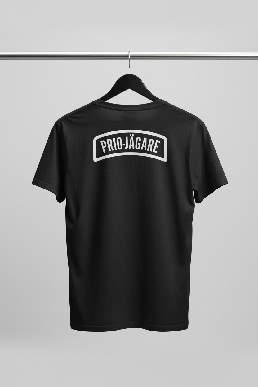 T-shirt - Prio-jägare med baksidan och motivet mot kameran på svart trägalge med ljus bakgrund