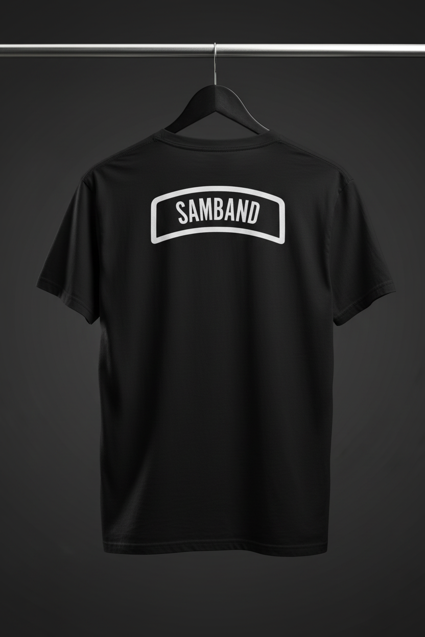 T-shirt - Samband med baksidan och motivet mot kameran på svart trägalge med mörk bakgrund