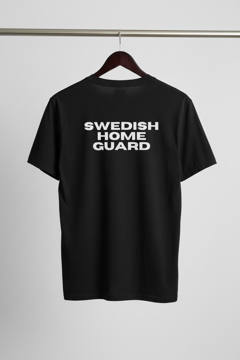 T-shirt - Swedish Home Guard med baksidan och motivet mot kameran på svart trägalge med ljus bakgrund