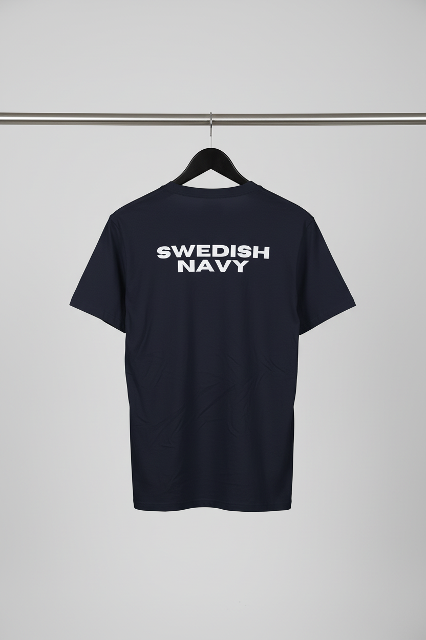 T-shirt - Swedish Navy med baksidan och motivet mot kameran på svart trägalge med ljusgrå bakgrund