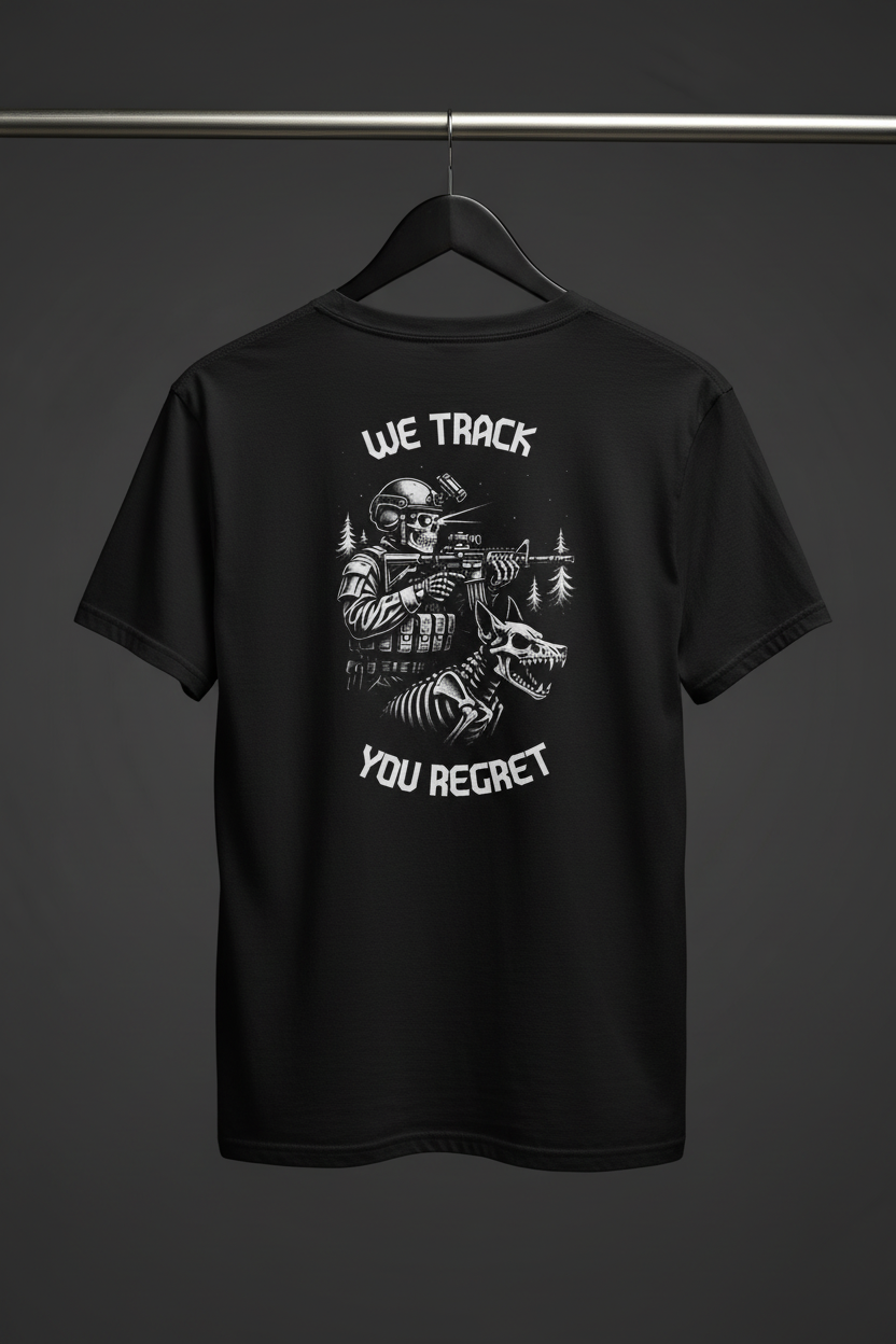 T-shirt - We Track, You Regret med baksidan och motivet mot kameran på svart trägalge med mörk bakgrund